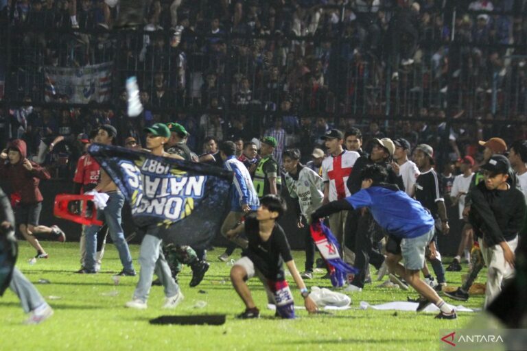 antarafoto-kericuhan-usai-pertandingan-arema-melawan-persebaya-011022-abs-2