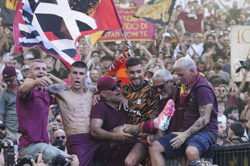 library_upload_21_2025_09_996x664_roma-suporter-romani_47a555c