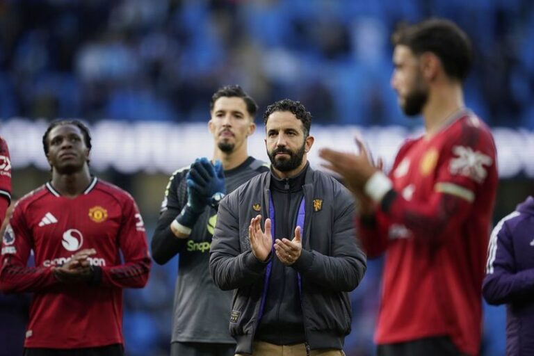 Rio Ferdinand Bongkar Dampak Buruk Rotasi Pertahanan Manchester United