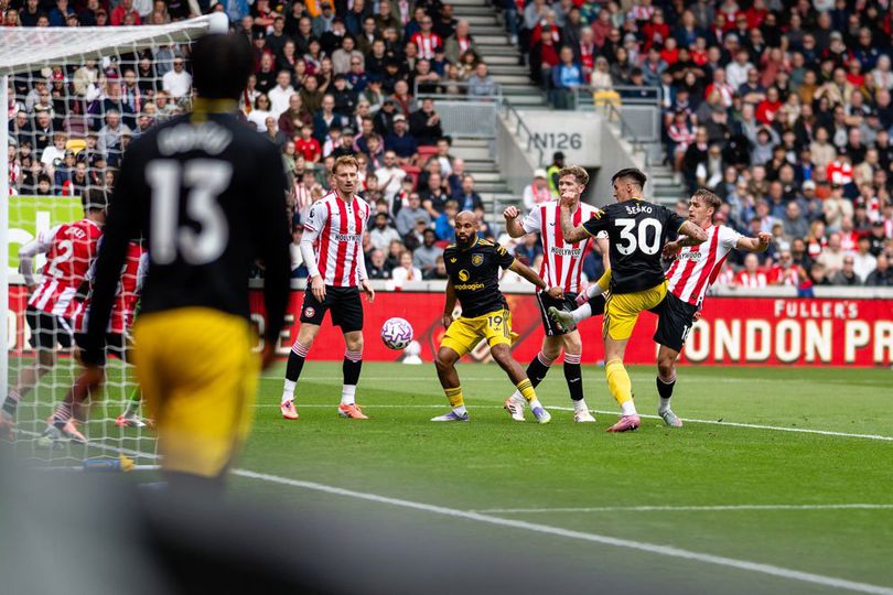Howard Webb Akui VAR Keliru, Manchester United Jadi Korban Keputusan Kontroversial Wasit!