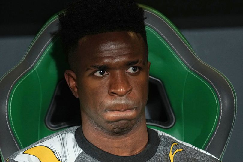 library_upload_21_2025_11_996x664_vinicius-jr-bench-el_d491920