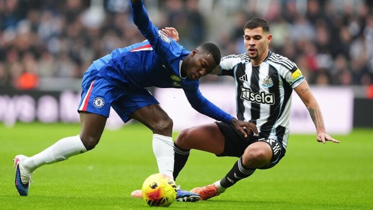Kontroversi Newcastle vs Chelsea: Mengapa VAR Tak Berikan Penalti untuk Tuan Rumah?